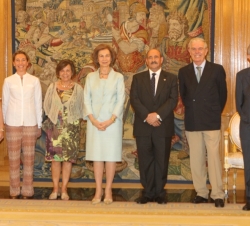 Fotografía de grupo de Su Majestad la Reina con una representación de Manos Unidas